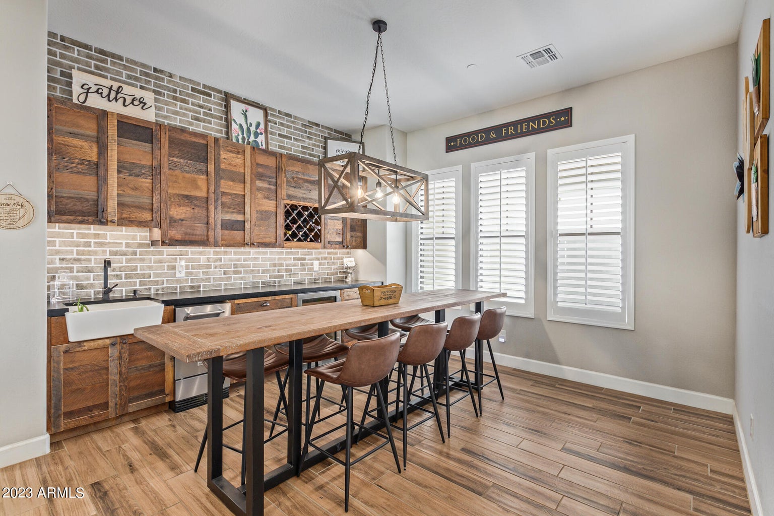 A luxury dining room with a table and chairs in Greater Scottsdale, developed by Denali Development Construction.
